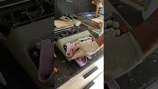 ASMR cleaning typewriter #cleaning #restorationcleaning #restoration #faidate #diy