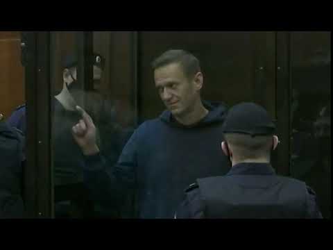 Навальный рисует сердечко