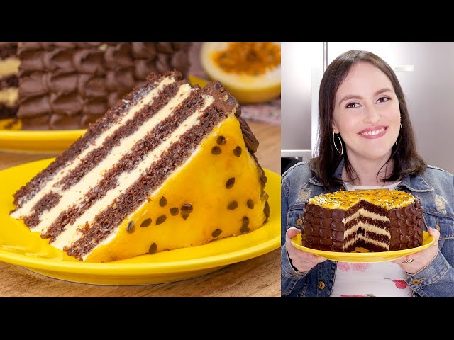 Anna Bolos - Bolo de chocolate com recheio de maracujá flocado e cobertura  de pasta americana. Tema: Chapeuzinho vermelho ❤ #mesversario #9mesesdamanu  #pastaamericana #chocolate