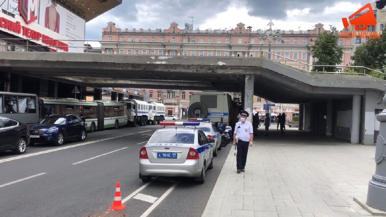 Пушкинскую площадь в Москве заполонили автозаки и полиция