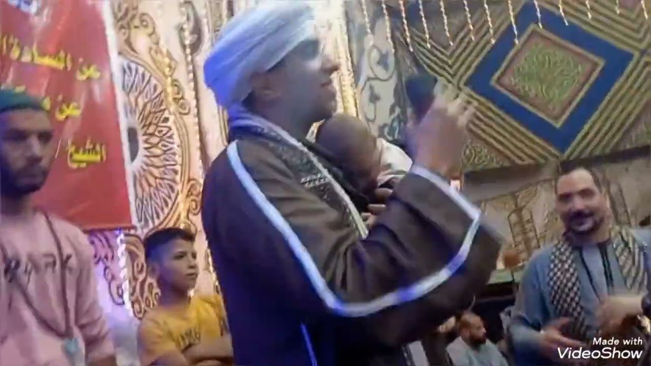 الشيخ مصطفى عبدالرشيد مع الطفل الصغير بسوهاج