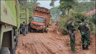 Suddenly Chaos! The truck driver's guts made the officers want to pass by