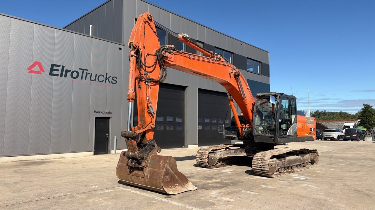 Hitachi ZX250LCH-5A - YouTube