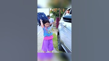 Trả lại tiền rơi, bé gái nghèo nhận cái kết ấm lòng