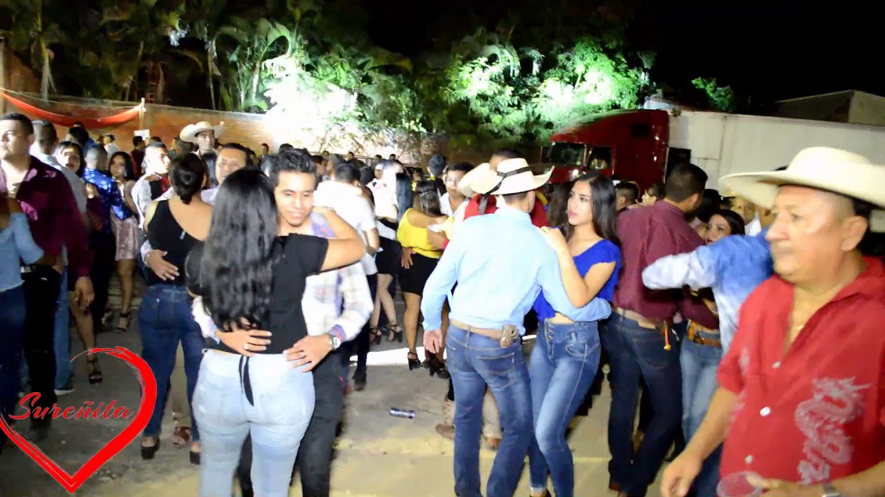 luce bien la minifalda al bailar la chica alta y esbelta , rancheras hermosas ! el campo cycle center