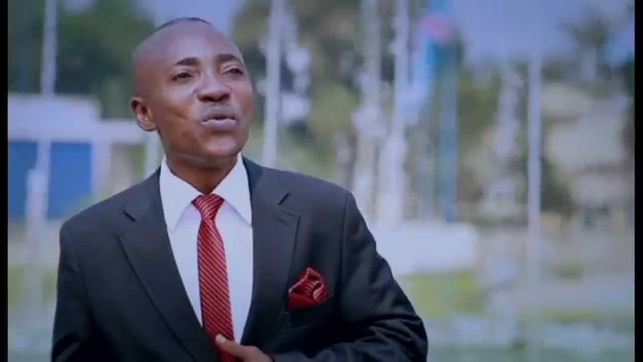 Fr Charles Lingomo dans Jesus Champion