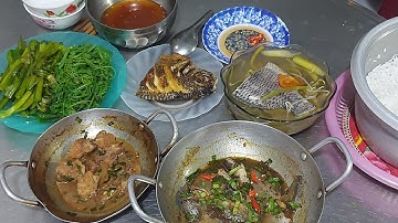 Ăn cơm cá rô phi chiên giòn chấm nước mắm me và rau luộc và cá đồng kho 