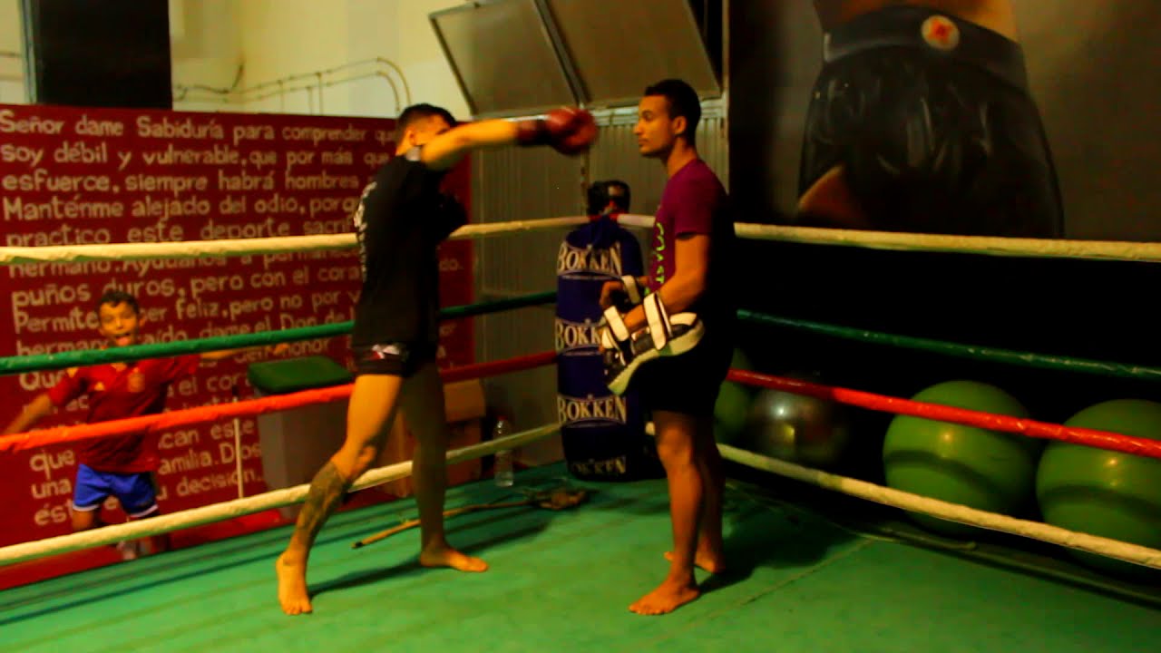 golpe de kick boxing
