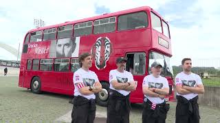 Aficionados del Athletic viajan a Sevilla en un autobús clásico londinense para ver la final de Copa
