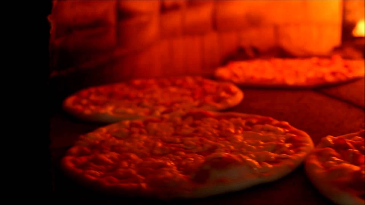 Pizza in cuptor rotativ Kartell rotating pizza oven