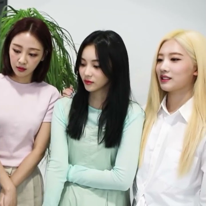 The way they're looking at Heejin 😂 | 달의소녀 LOONA