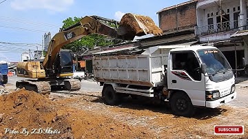 Dump Truck Isuzu Elf Loading Soil By Excavator CAT 320D For Water tunnel