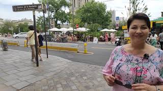 Вулиця ресторанів для туристів в Парижі.
