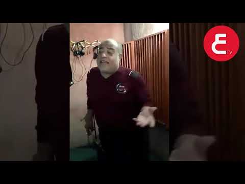 الفنان الكوميدي رضا ادريس يدندن فى الاستديو