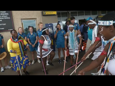 Aussies receive warm welcome at gqeberha airport | icc women's t20 world cup 2023