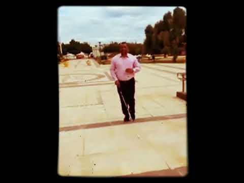 تطبيق كفيف على استخدام العصا البيضاء التي تعتبر عين الكفيف ورمز استقلاليته أ محمد حسن 