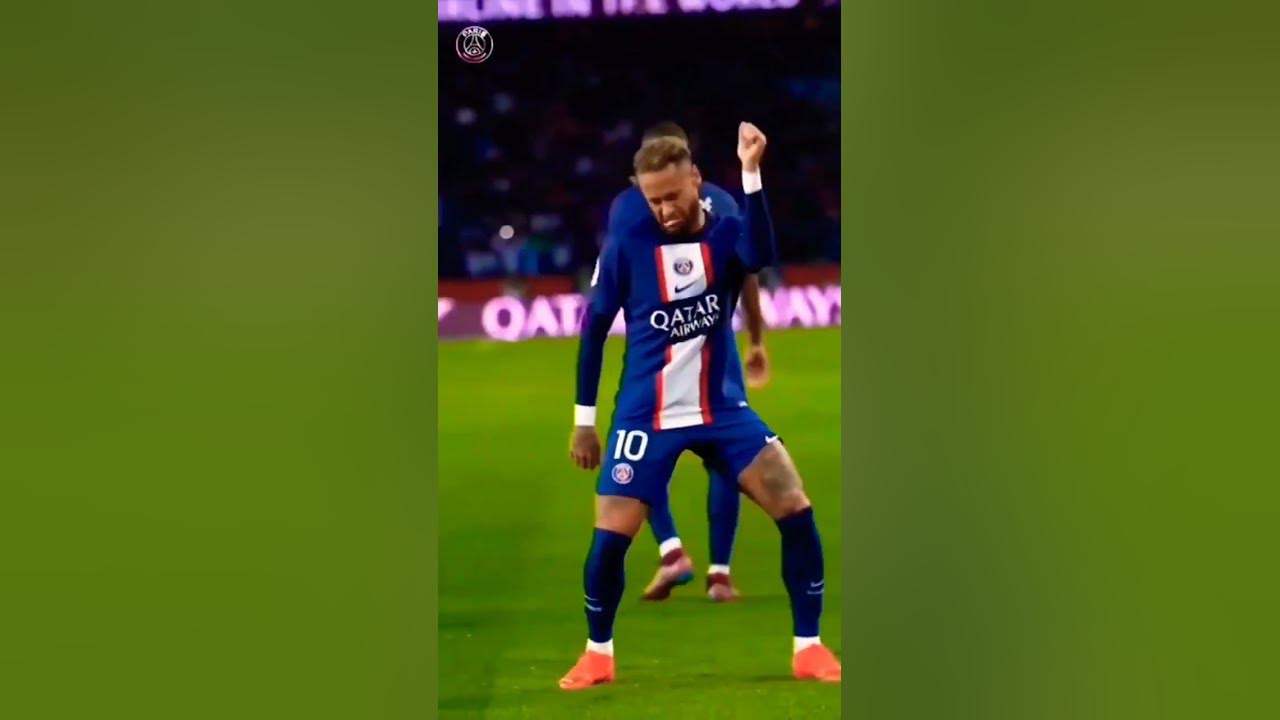 Футболистка танцует