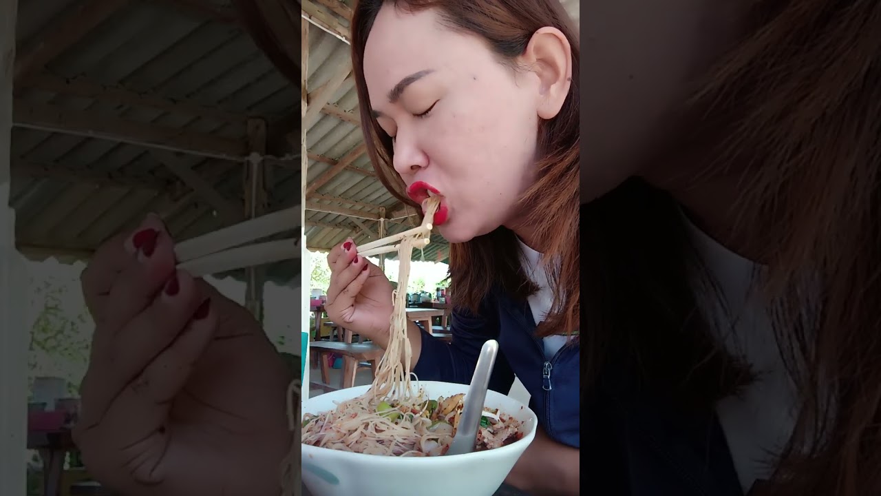 เตี๊ยวน้ำตก น้ำข้นคลั่ก สีสันจัดจ้านมาก หรอยน่ะทุกคน