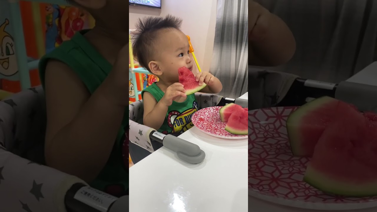 初めてのスイカを食べた 赤ちゃんが感動 赤ちゃん スイカ Youtube