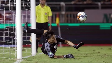 Bùi Tiến Dũng ăn mừng chiến thắng của TP HCM sau 2 cú bắt penalty xuất thần