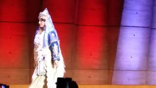 418  تقديم الأزياء التقليدية الجزائرية على المسرح  في هيئة اليونسكو لتراث   كراكو بلوزة بدرون و غيره