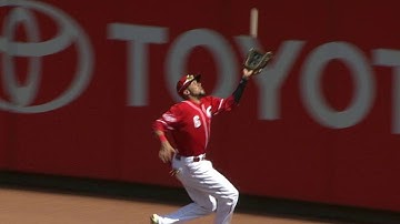 MIL@CIN: Hamilton runs one down at the warning track