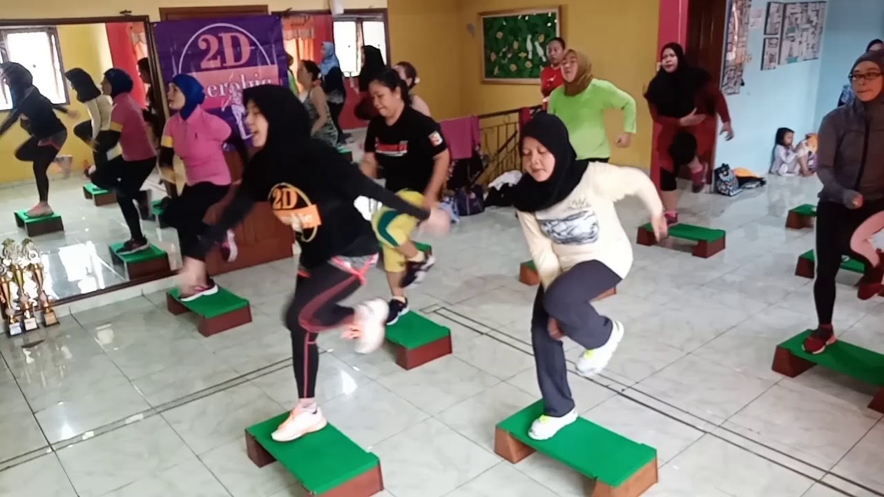 STEP AEROBIC 1 PEMULA. Senam bikin keringat gobjos