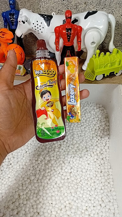 Search and find the lollipop candy spider 🥦 snack in the cardboard box #snacks#shorts#ytshorts