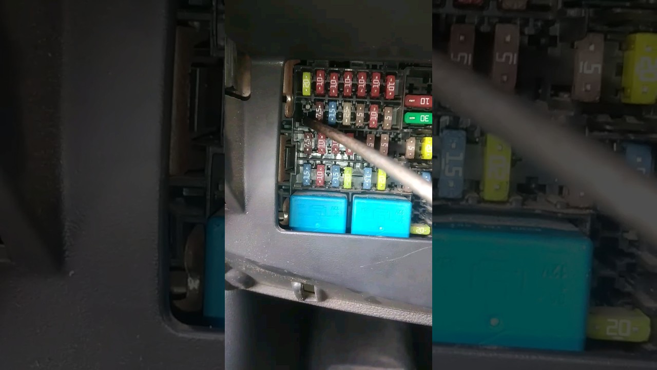 The fuse of the Renault Clio IV cigarette lighter. (With video)