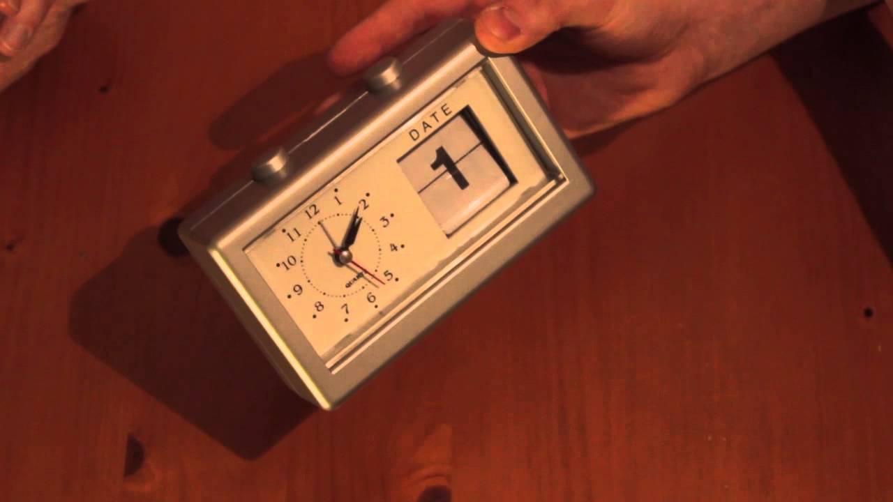 Unboxing Clever 16 Quartz Analogue Alarm Clock with Retro Date
