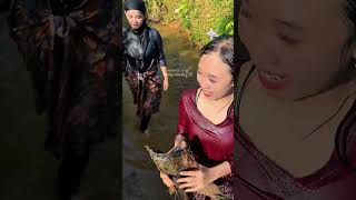 Janda Sama Gadis Lagi Mandi Di Sungai