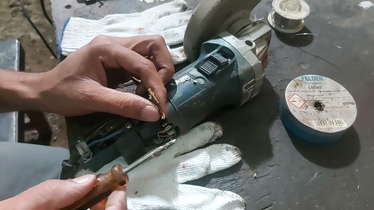 BOSCH GWS 700 -    4.5"inch enlgal grendar carbon brush spark solusan