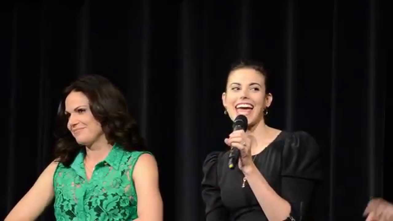 Meghan Ory, Lana Parrilla : When Ruby's hair catch fire...