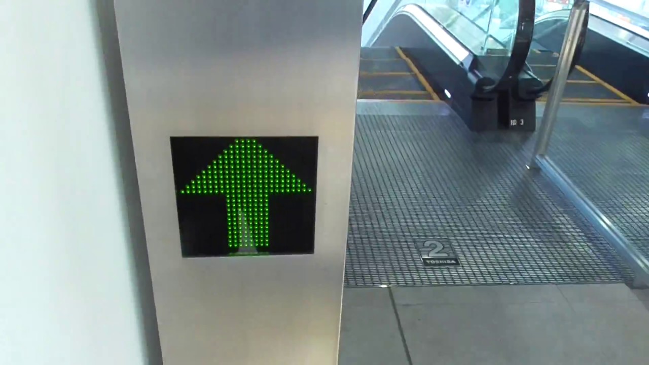 「騒音注意」岩国駅東口自由通路のエスカレーター