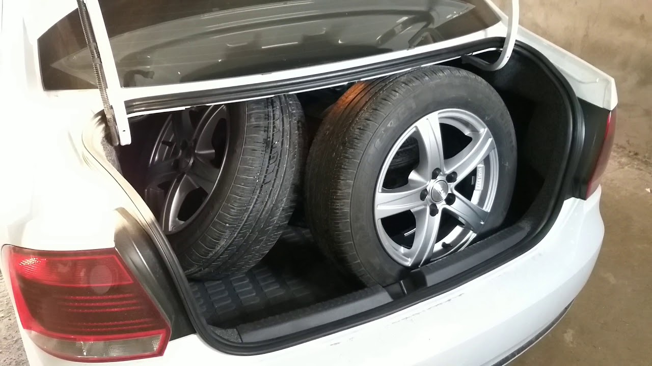 Как разместить четыре колеса в багажнике фольц поло. - YouTube