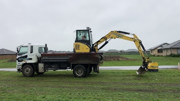 Unloading a digger off a truck with out ramps.