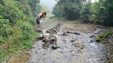 Primitive Skills | Unique Fish Trap With Ancient Technique, Giving Life to Fish - Ep.159
