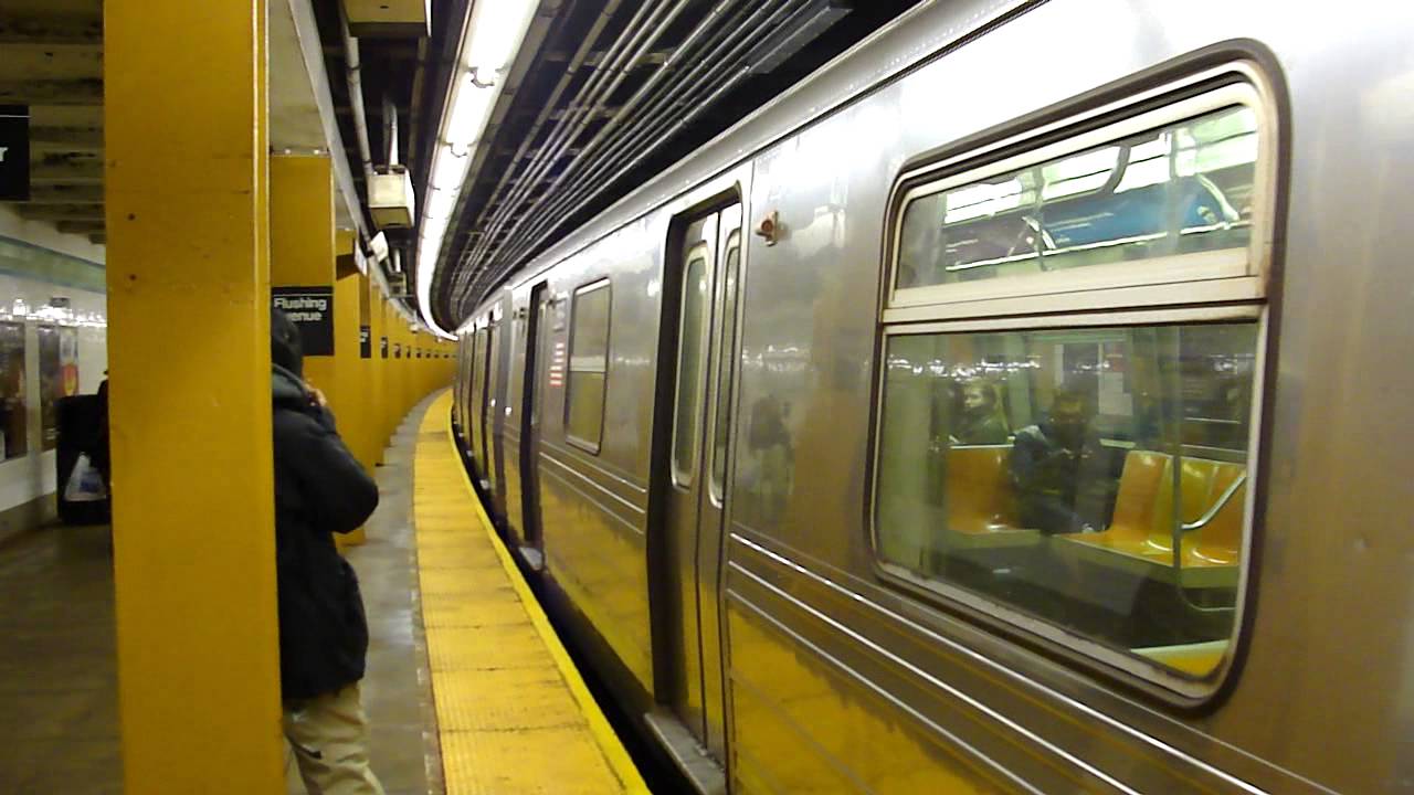 IND Crosstown Local: Church Avenue bound R-68 G local train @ Flushing Avenue!