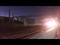 早朝の戸塚駅付近を通過する貨物列車