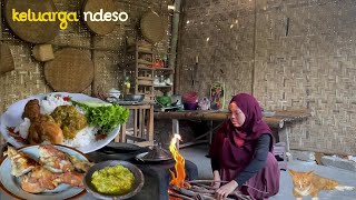 lalapan,ayam goreng saus tiram,sambel ijo super nikmat semua suka makan bersama, masakan desa