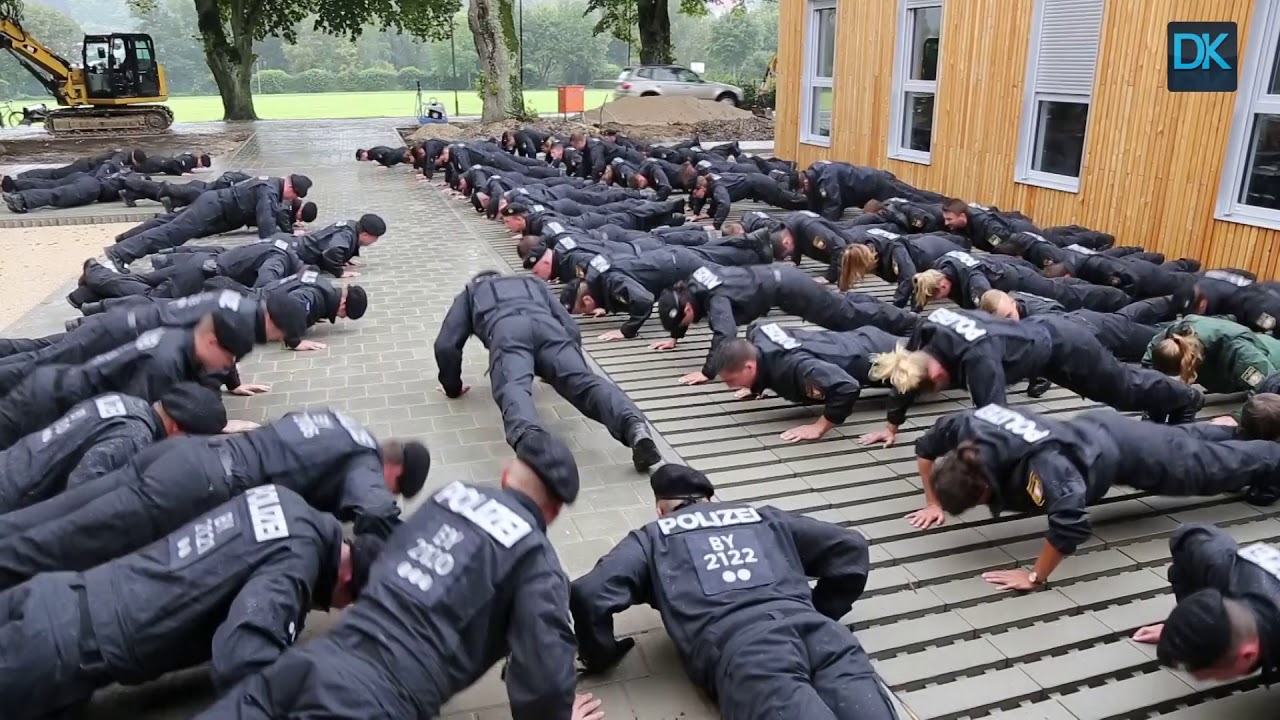 Polizisten demonstrieren ihre Fitness YouTube