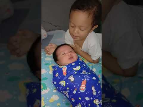 mas zio sayang adiknya.. sampai mau di susuin  😂