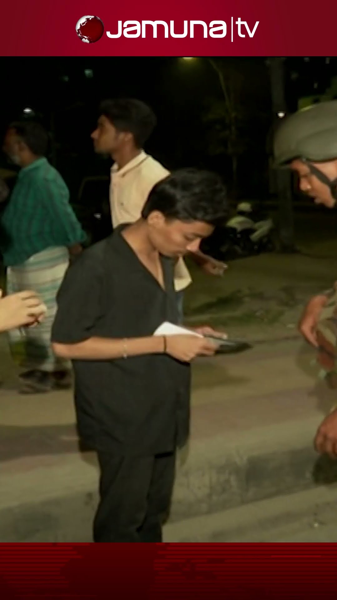 যৌথবাহিনীর অভিযান-তল্লাশি; সেনাবাহিনীর সাথে তর্কে জড়ালেন যুবক #bdarmy #police #jamunatv