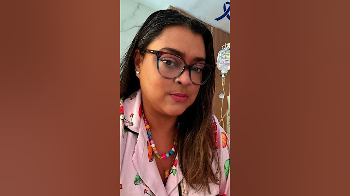 Ivete Sangalo penteia cabelo de Preta Gil e toca violão para cantora