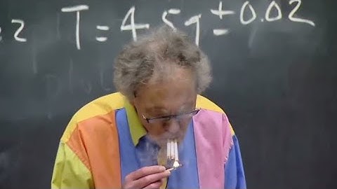 Prof. Walter Lewin lights up 5 cigarettes to demonstrate Rayleigh scattering during a MIT lecture ✍️