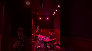 Jackson Shepard solo at Solomon Fox Chicago show. Christian Crawford on bass. #livemusic #guitar