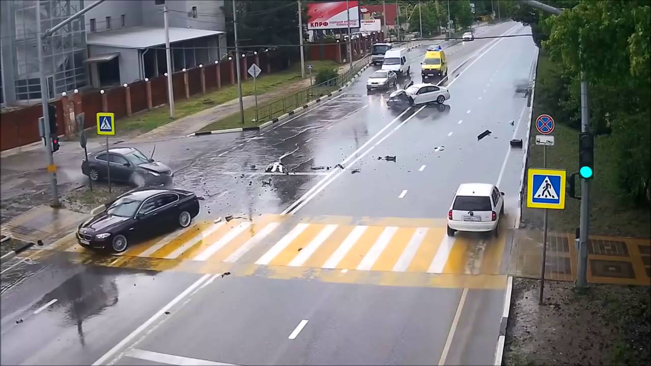Авария красная мазда