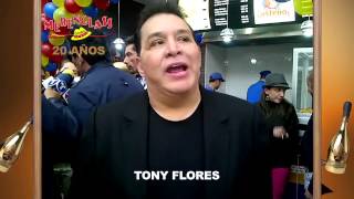 Tony Flores felicita a Merenglass por su 20 aniversario en el Auditorio Nacional