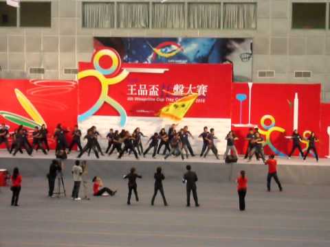 王品盃托盤大賽啦啦隊評審跟著跳舞