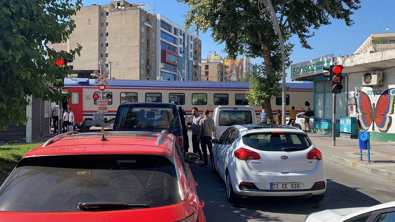 Tren arızalandı, trafik fel&ccedil; oldu